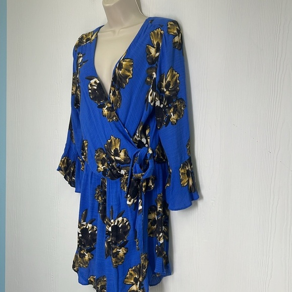 Free People - All The Right Ruffles Bright Blue Floral Short Romper Size Medium - Picture 6 of 13